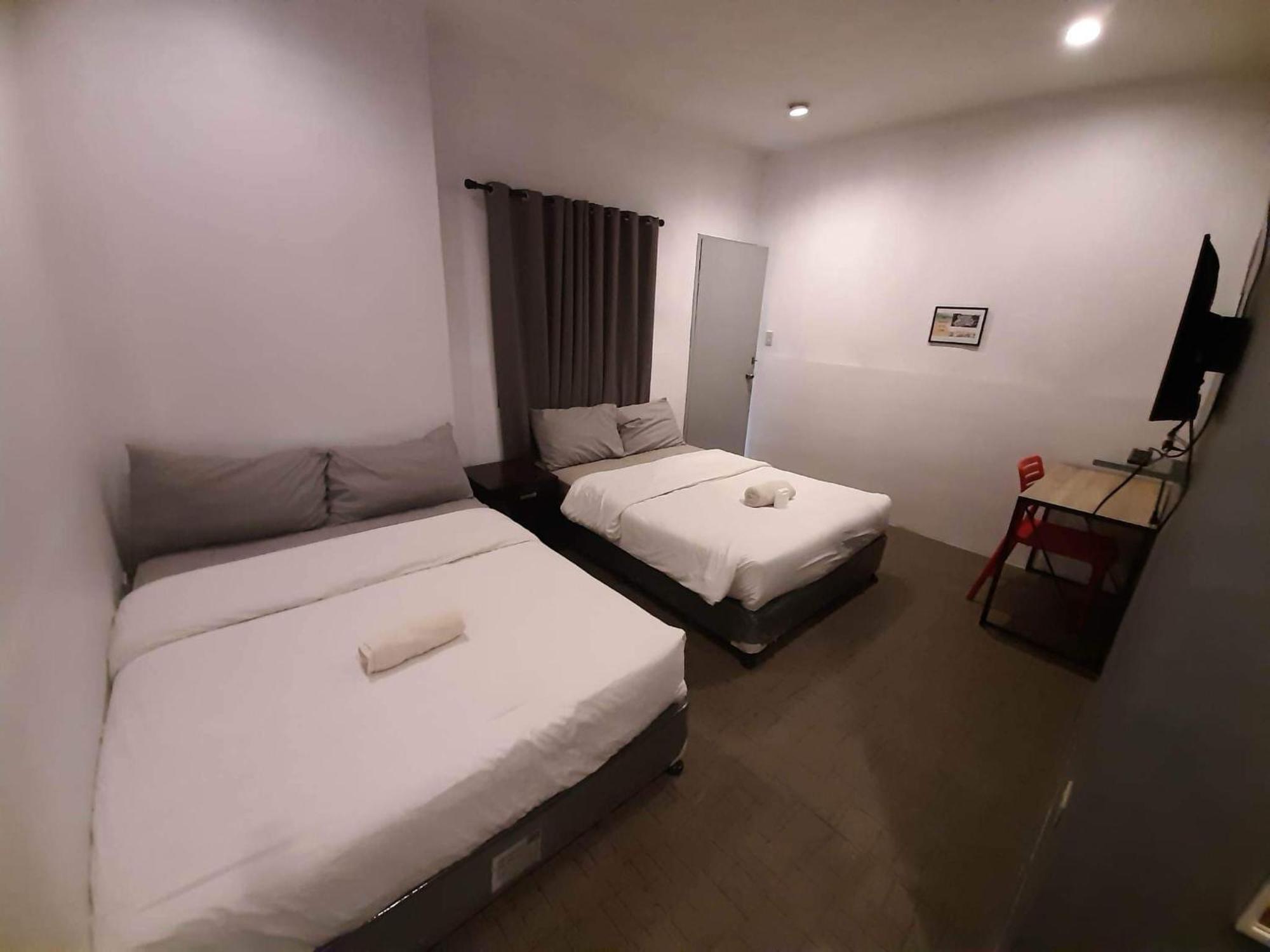 Hometown Hotel - Lacson Баколод Екстериор снимка