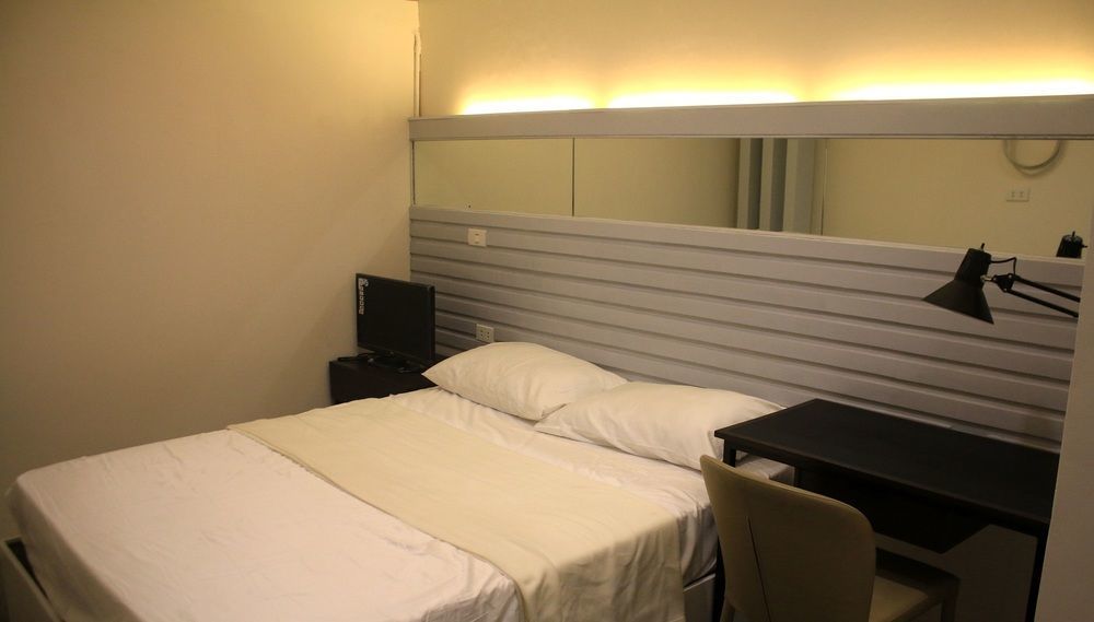 Hometown Hotel - Lacson Баколод Екстериор снимка