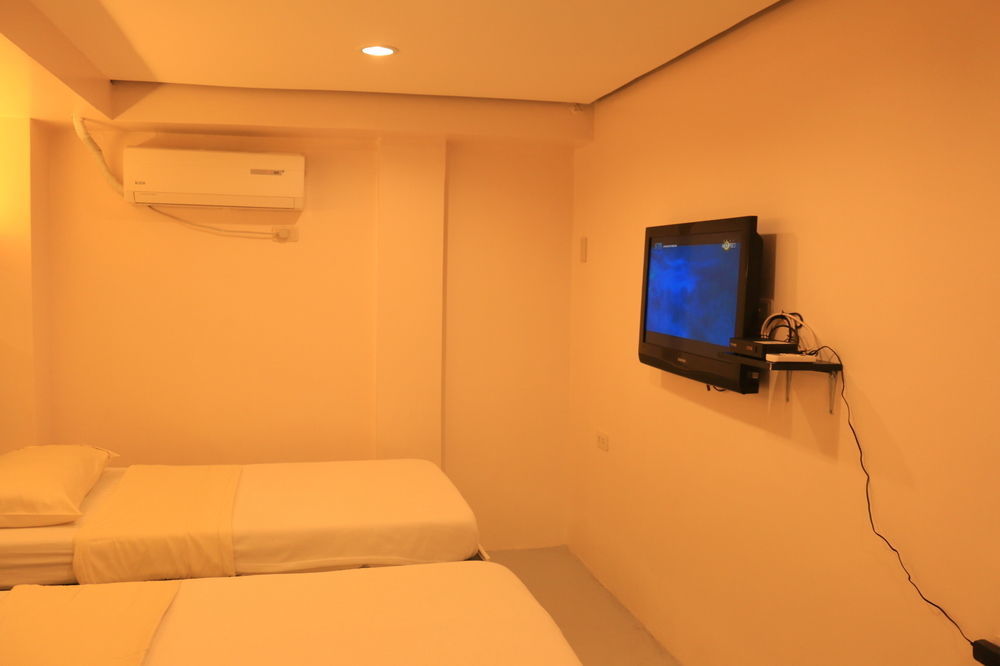 Hometown Hotel - Lacson Баколод Екстериор снимка