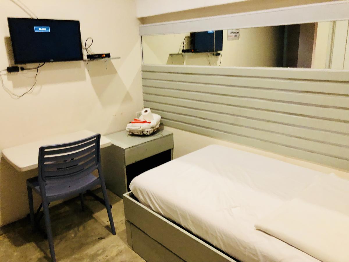 Hometown Hotel - Lacson Баколод Екстериор снимка