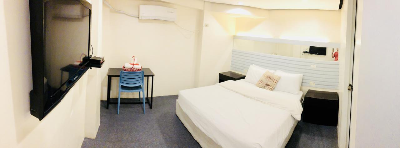 Hometown Hotel - Lacson Баколод Екстериор снимка