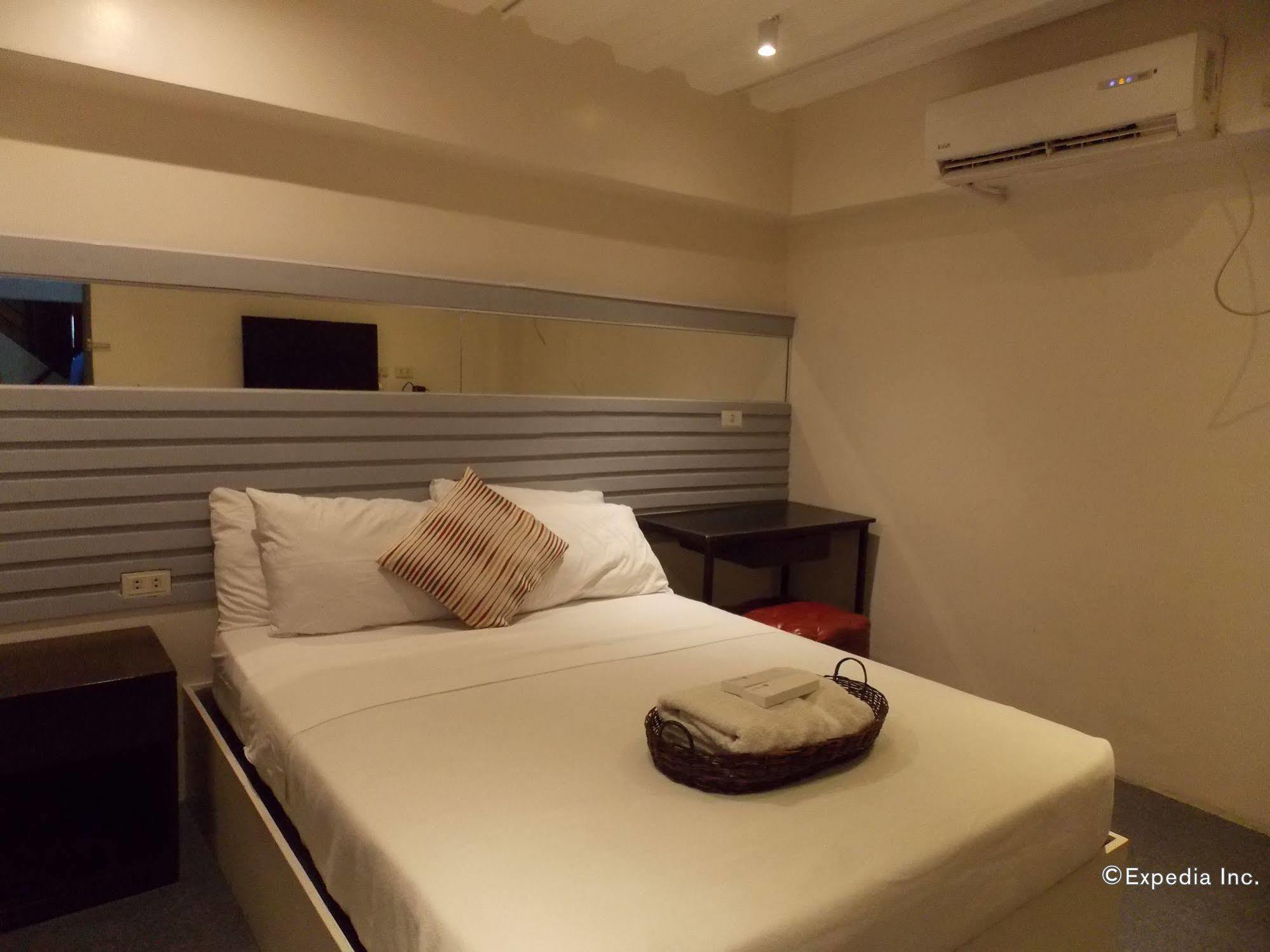 Hometown Hotel - Lacson Баколод Екстериор снимка