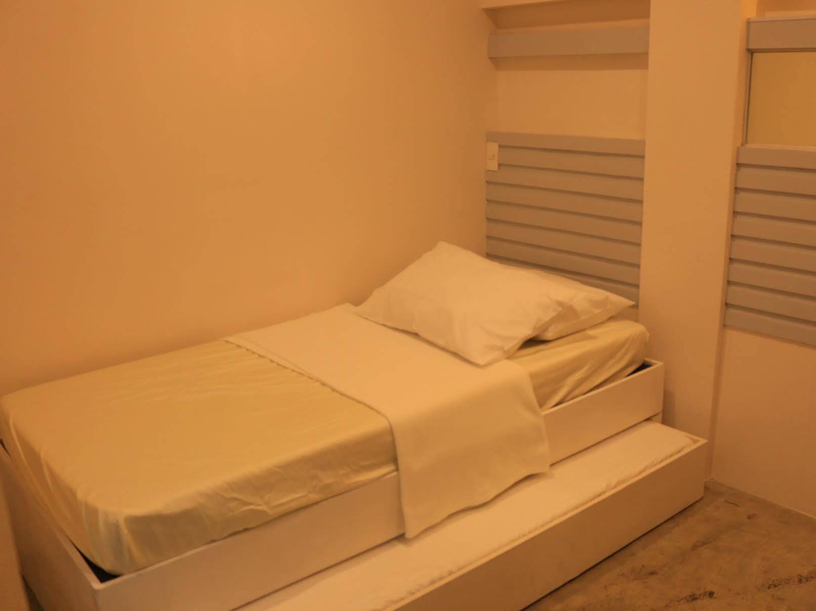 Hometown Hotel - Lacson Баколод Екстериор снимка