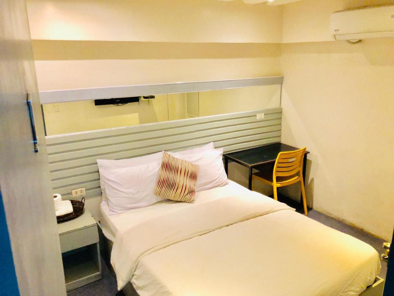 Hometown Hotel - Lacson Баколод Екстериор снимка